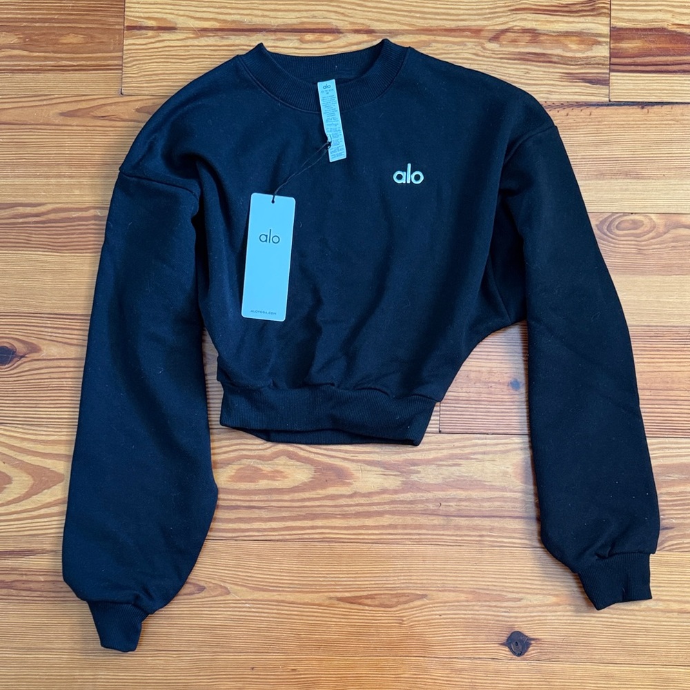 Alo Cropped Accolade Sweatshirt in Black